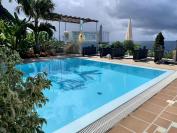 Poolblick mit Wolken